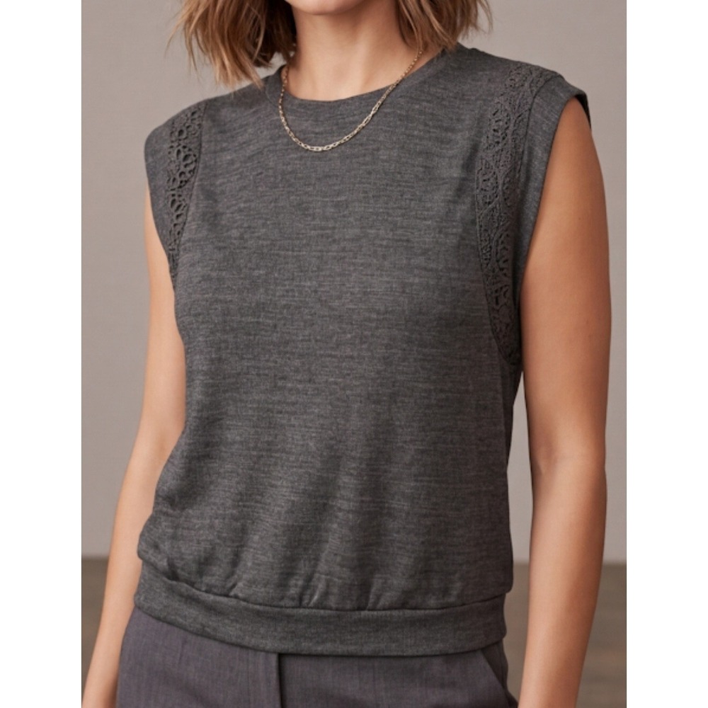 Cable & Gauge brand‎ sleeveless knit top with lace trim on the Shoulder Size L